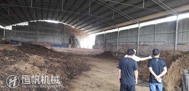 郑州恒帆机械为温县客户实地规划年产三万吨牛粪有机肥生产线项目(图3) 牛粪仓储厂区参观