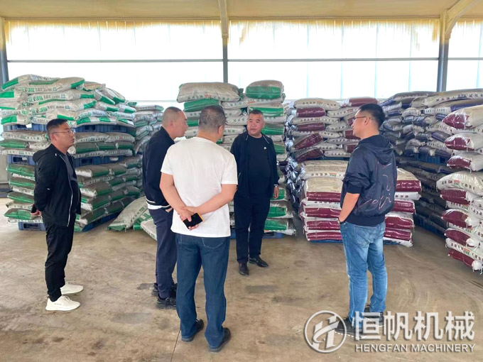 带领大连客户参观山东年产十万吨有机肥生产线项目(图3) 成品有机肥