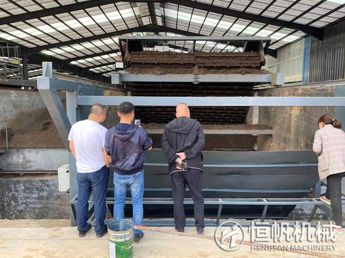 带领大连客户参观山东年产十万吨有机肥生产线项目(图2) 链板式翻堆机工作现场